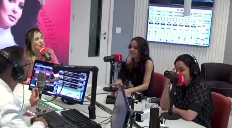 Maraísa estava lendo livro durante entrevista a uma rádio
