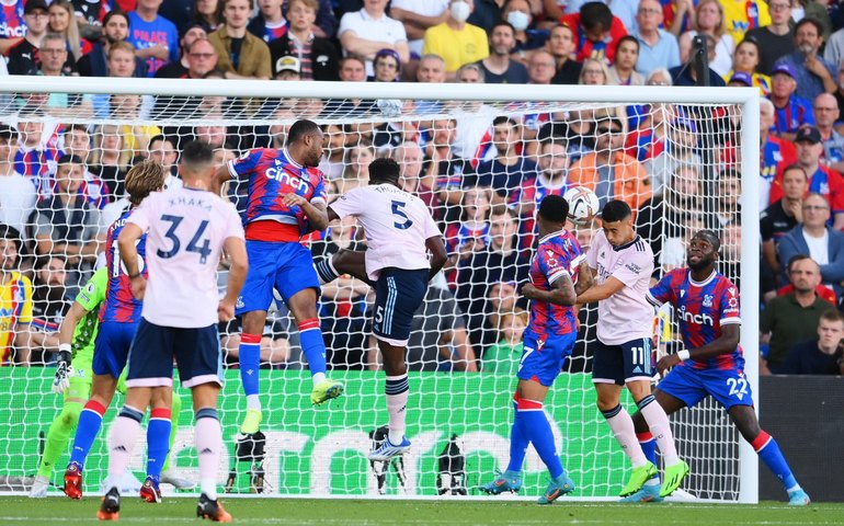 Brasileiro faz e Arsenal abre Inglês com vitória sobre o Crystal Palace