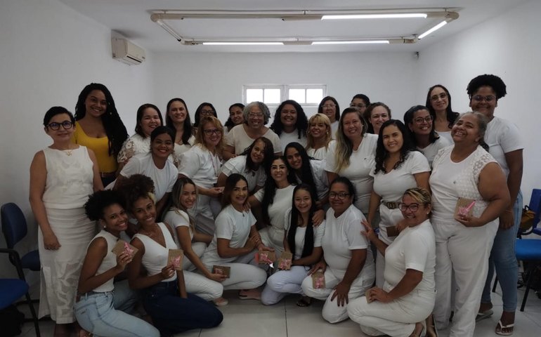 Curso de massoterapia oferecido pela Semudh capacita mulheres para o mercado de trabalho