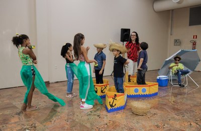 Alunos surdos da Escola Carmelita Gama encantam público da Bienal com apresentações culturais
