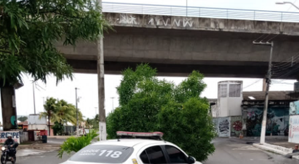 A via foi temporariamente interditada pela SMTT