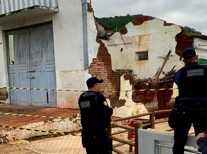 Prefeitura de Palmeira faz interdição temporária em parte da calçada atingida por desabamento de muro no Lago Goiti