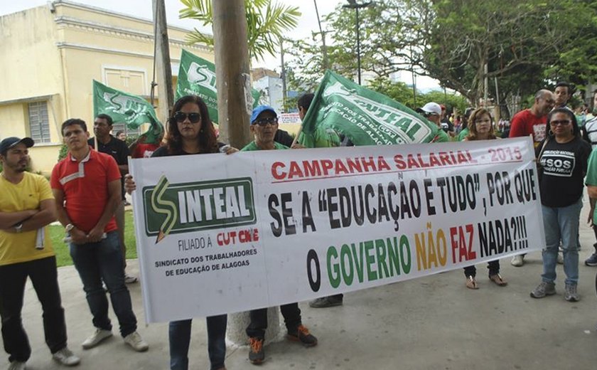 Professores da rede estadual realizam protesto no centro de Arapiraca