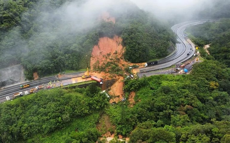 Rodovia no litoral paranaense é interditada devido ao risco de deslizamento causado pelas chuvas