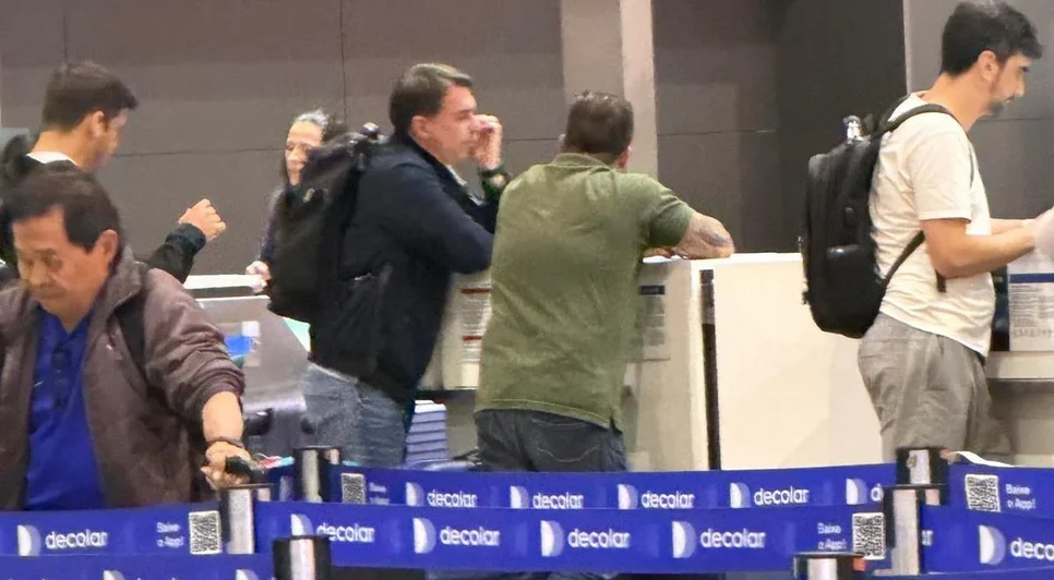 Flávio Bolsonaro fazendo check-in no aeroporto de Guarulhos