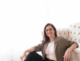 Aos 56, Ana Paula Couto transforma os 50+ em manifesto literário contra o etarismo