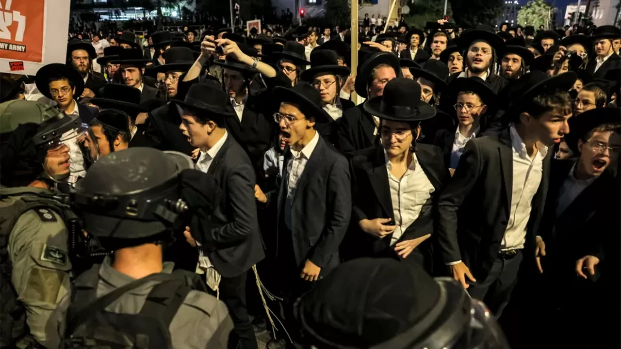 Judeus ultraortodoxos contrários ao serviço militar invadem base em Israel; vídeo mostra o momento
