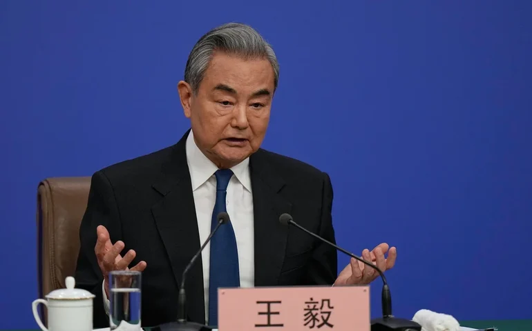 China pede cessar-fogo abrangente e discute Estreito de Ormuz com Irã