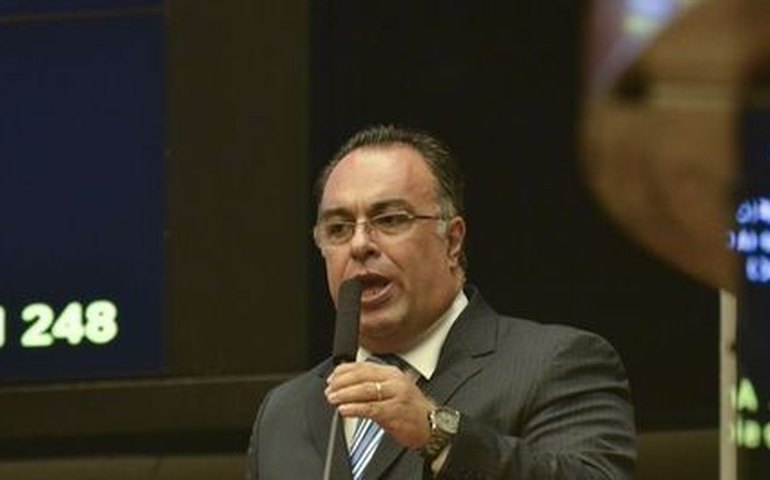 André Vargas renuncia à vice-presidência da Câmara