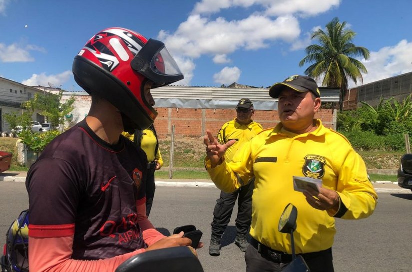 Em blitz educativa, SMTT Arapiraca orienta motociclistas no Centro da cidade