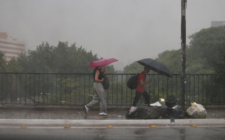 Prefeitura emite alerta de temporal, com raios e ventania, para a noite desta segunda-feira; veja a previsão