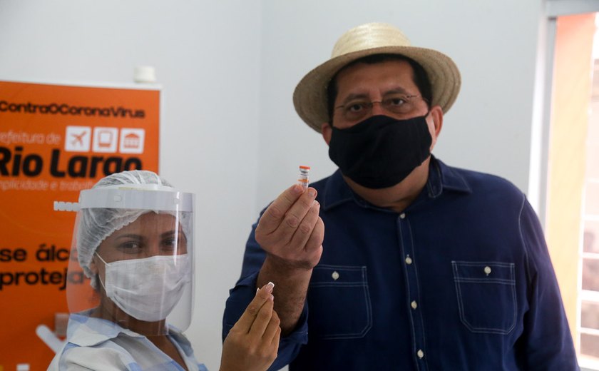 Pessoas com 38 anos poderão se vacinar contra a covid-19 a partir desta terça-feira (6)