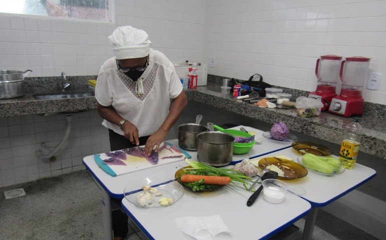 Merendeiras da SEMED Penedo recebem assistência da Secretaria de Saúde