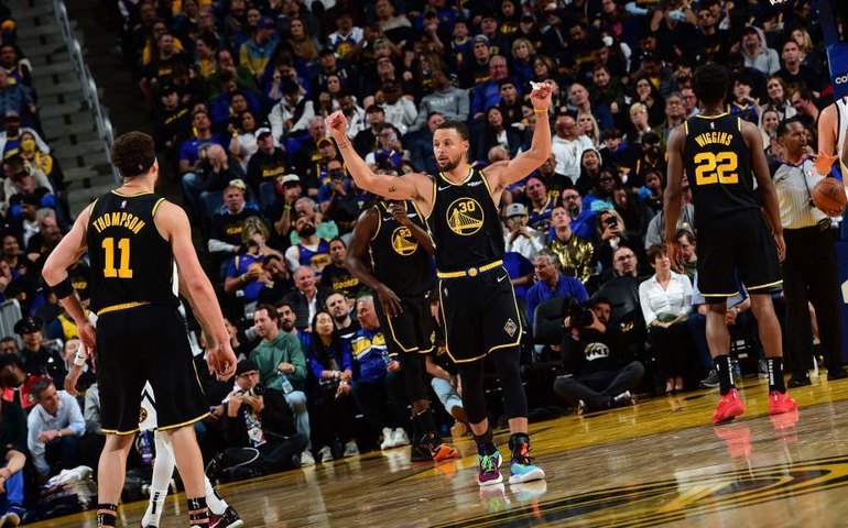 Warriors e Bucks vencem, fecham suas séries e avançam nos playoffs da NBA