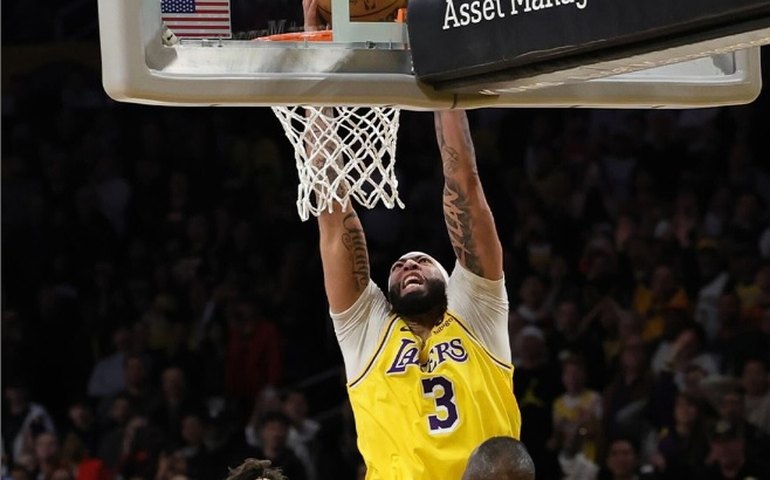 Lakers sofrem, mas vencem Wizards na prorrogação; LeBron se aproxima de marca histórica