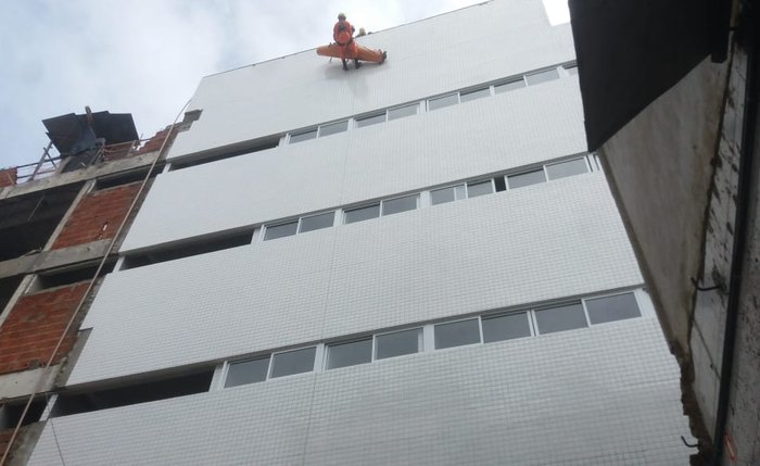 Trabalhador foi resgatado pela fachada do prédio