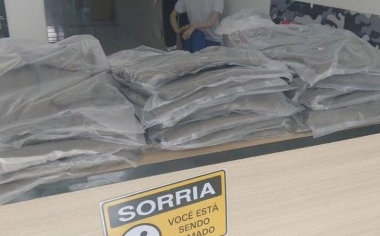 PM apreende uniformes vendidos em estabelecimentos ilegais em Arapiraca e Maceió