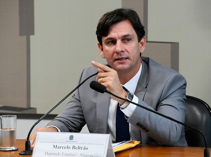 No Senado, Marcelo Beltrão defende união de forças para coibir atuação de faculdades irregulares