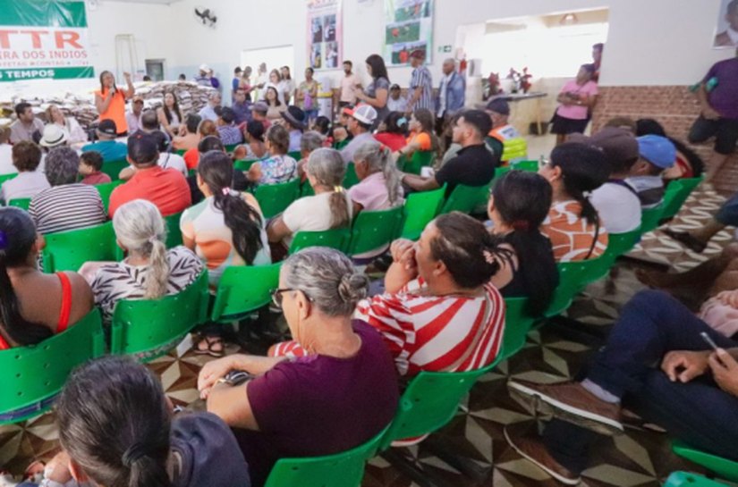 Prefeita Tia Júlia participa de entrega de sementes na sede do Sindicato dos Trabalhadores Rurais