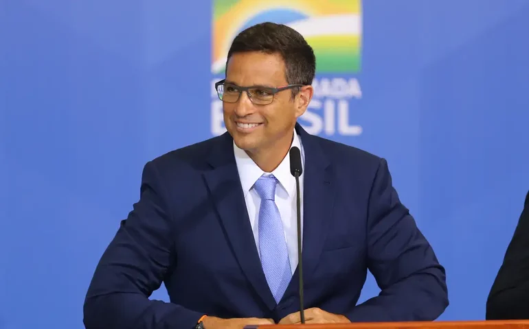Proposta que acaba com escala 6x1 é 'bastante prejudicial' ao trabalhador, diz Campos Neto