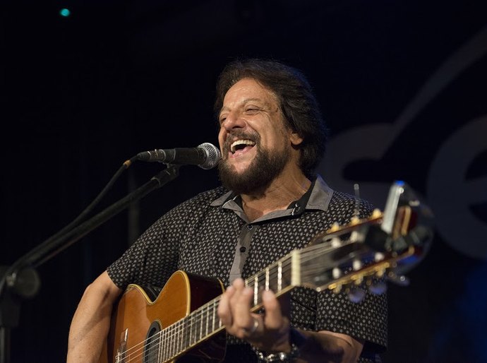 Tunai canta 'eternamente' na comedoria Gourmet