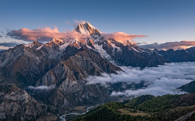 Vídeo registra espetáculo das luzes alpinas no Monte Gongga, na China