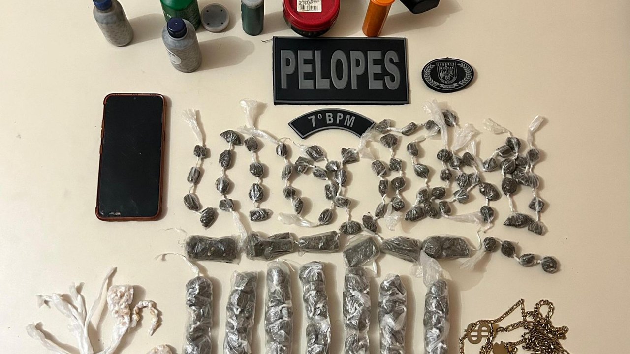PM apreende armas e drogas e prende homem com mandado em aberto no interior