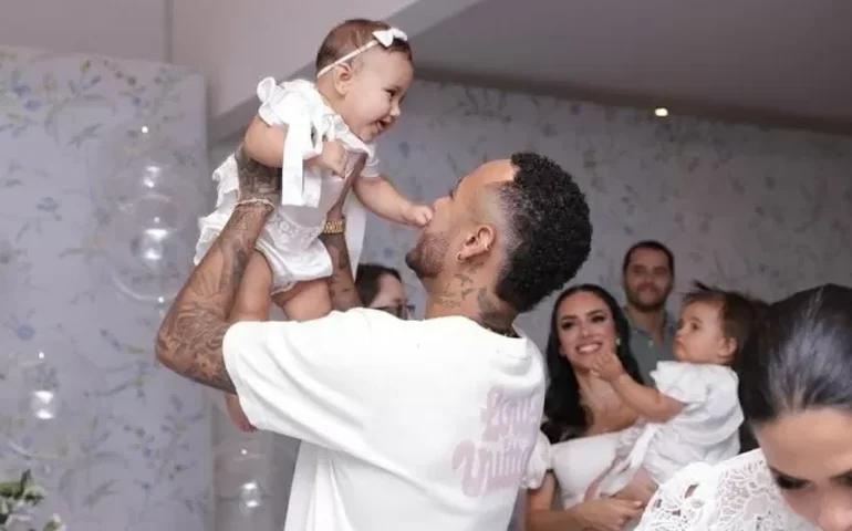Neymar compartilha álbum de fotos do batizado da filha caçula, Mavie