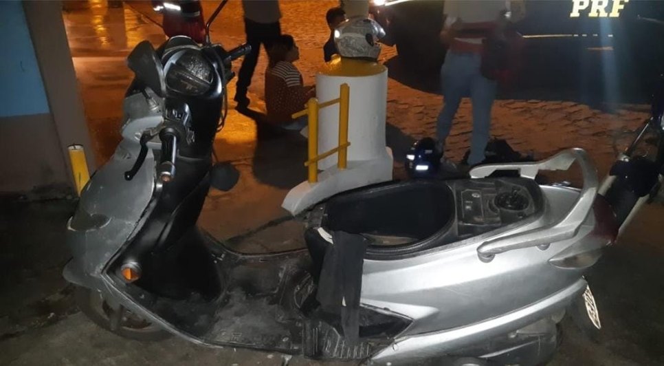 Moto tomba ao passar por asfalto defeituoso e deixa passageiro ferido na BR-235