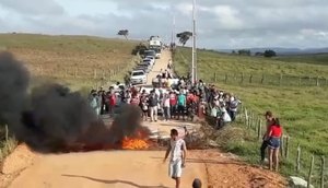 Manifestantes bloqueiam trecho da Rodovia SE-287 para reivindicar obras de recuperação