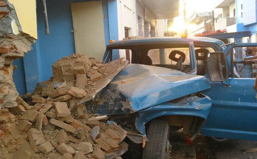 Caminhão desgovernado e sem freios invade residência