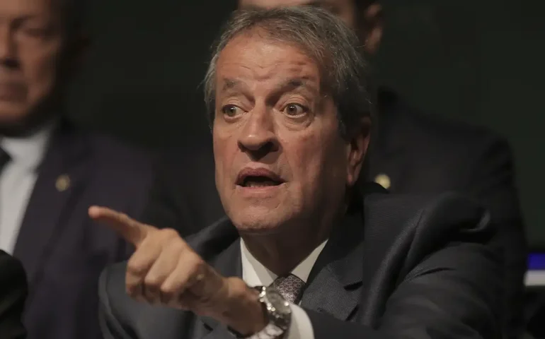 Valdemar pede autorização ao STF para visitar Bolsonaro