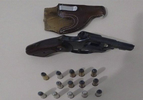 Homem é preso por posse ilegal de arma de fogo
