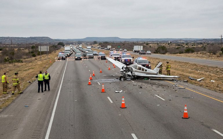 Avião cai em rodovia no Texas e deixa uma pessoa morta e cinco feridas