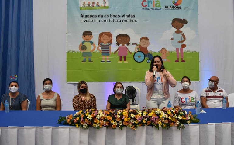 Famílias de Cajueiro recebem Cartão CRIA