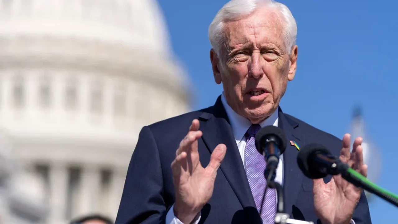 O deputado Steny Hoyer, o democrata com o mandato mais longo na Câmara dos Representantes, se aposentará ao final de seu mandato.
