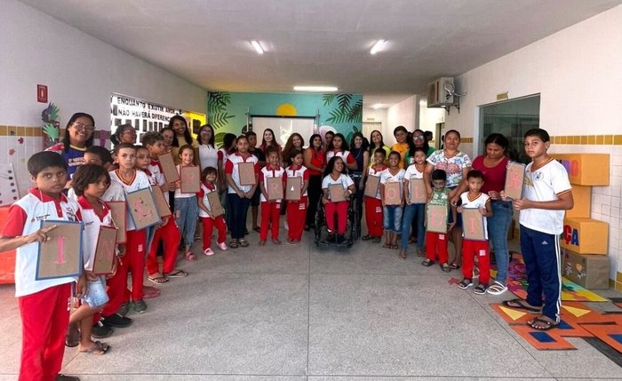 Crianças fazem pose para registro em escola rede municipal de Penedo