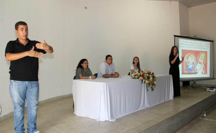 Uso e ensino da Libras são debatidos em encontro em Arapiraca