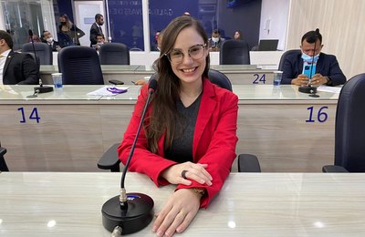 Projeto da vereadora Olívia Tenório que garante psicólogos e assistentes sociais na escolas vira lei 