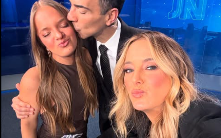 Tralli compartilha momento com filha na bancada do Jornal Nacional