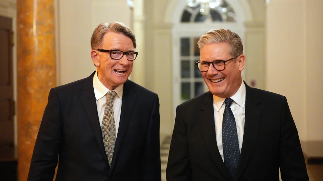 Político britânico Peter Mandelson enfrenta pressão para renunciar à Câmara dos Lordes devido a ligações com Jeffrey Epstein