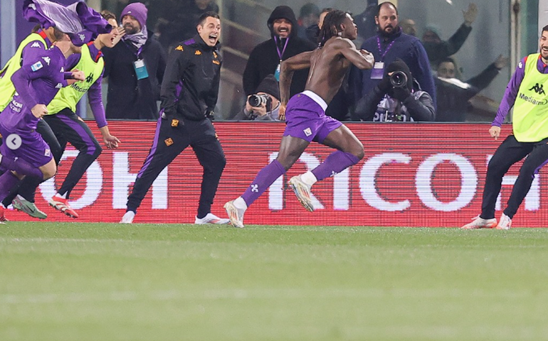 Fiorentina impede Inter de ser líder ao ganhar jogo adiado do Italiano após mau súbito de Bove
