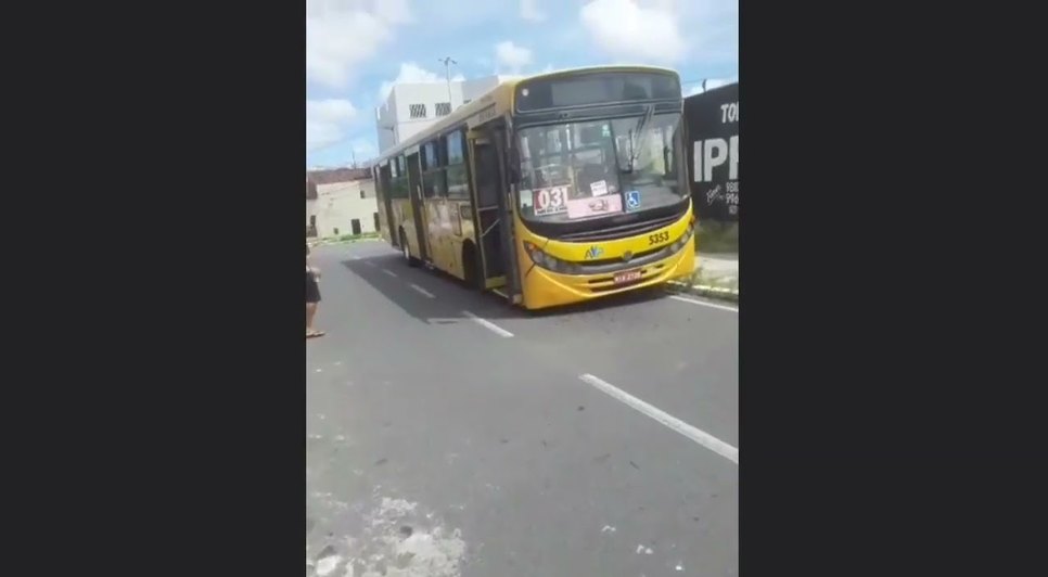Roda de ônibus solta e atinge veículos na Grande Aracaju.jpg