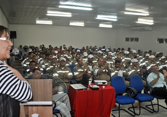 A prefeita Célia Rocha entrega novo uniforme aos agentes de trânsito de Arapiraca