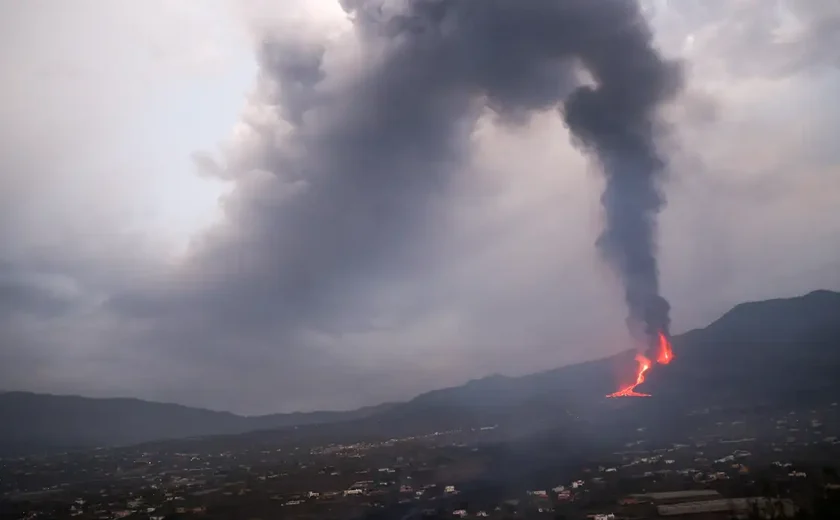 Vulcão entra em erupção na Indonésia e lança cinzas a 3 km de altura; alpinistas são retirados às pressas