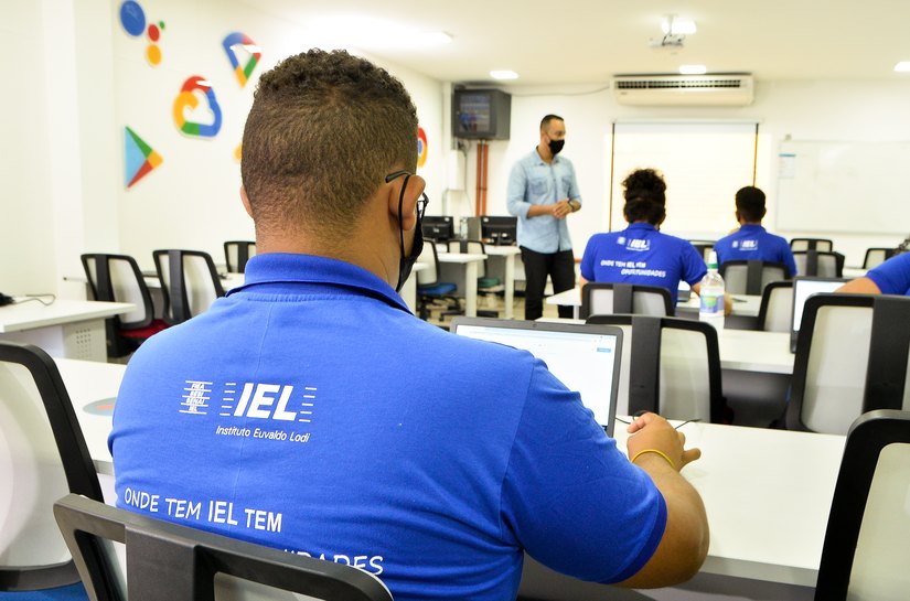 IEL/AL abre vagas de estágio para estudantes do Ensino Médio, Técnico e Superior