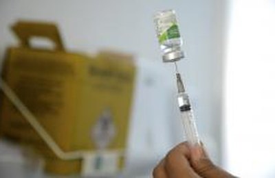 Anvisa pode liberar vacinação em farmácias; entidades criticam