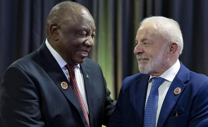 Lula e Cyril Ramaphosa em momento descontraído  durante viagem oficial à Cúpula do Leste Asiático Lula e Cyril Ramaphosa em momento descontraído  durante viagem oficial à Cúpula do Leste Asiático