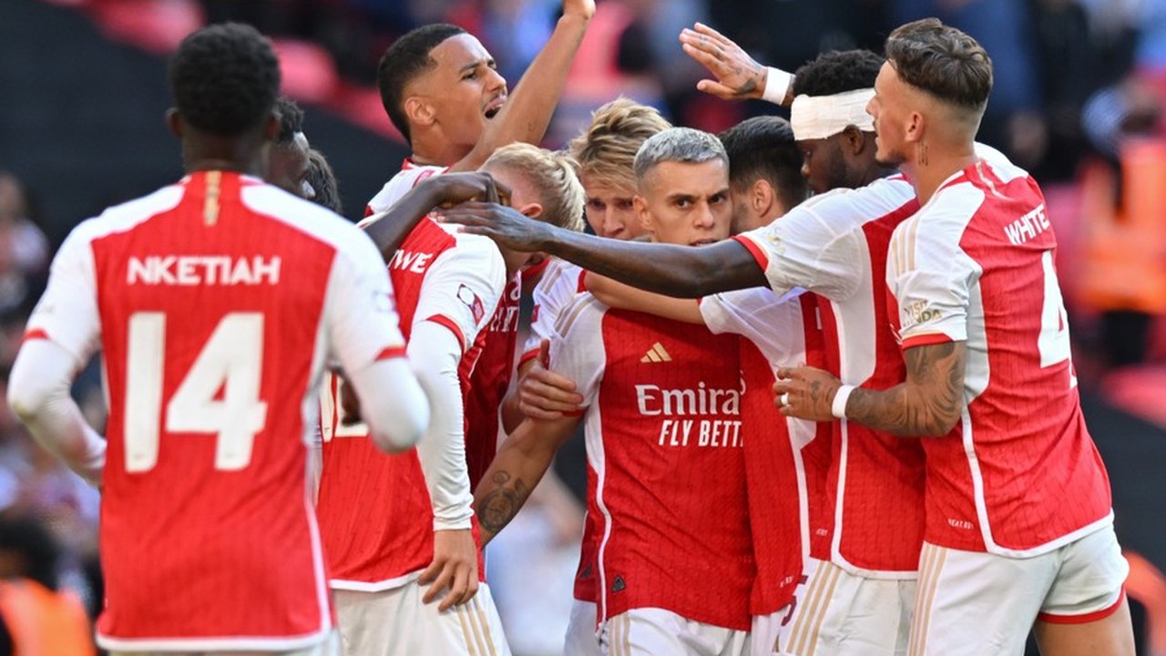 Ex-gandula estreia com gol e City fecha fase de grupos da Liga dos Campeões só com vitórias