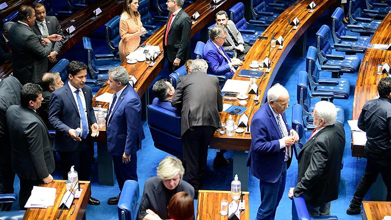 Senado desarquiva projeto que pune agente público por 'carteirada'